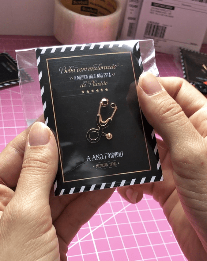 Broche estetoscopio